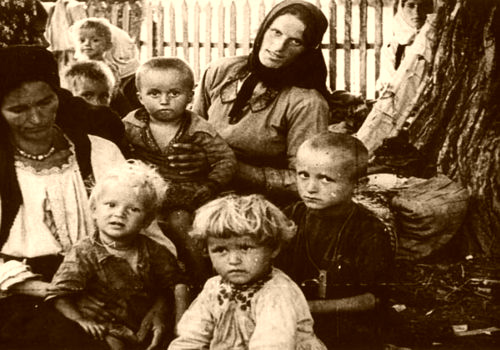 Срби у хрватском усташком логору Стара Градишка, мајке са децом у очекивању тријаже, 1942. Фото: Архива ЈУСП