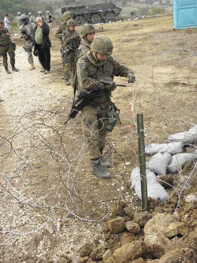 Немачки војници на Јарињу 2011. године бодљикавом жицом издвајају "Amselfeld" из Србије, кршећи Резолуцију 1244 ОУН и прописе ОЕБС-а. Фото: Зоран Влашковић, Фонд Слободан Јовановић