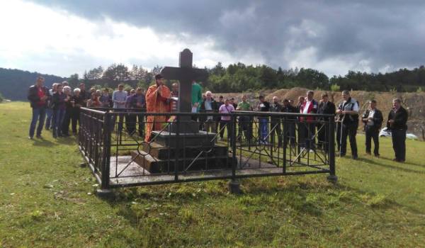 Миљевина: Споменик погубљеним младим четницима Фото: Срна