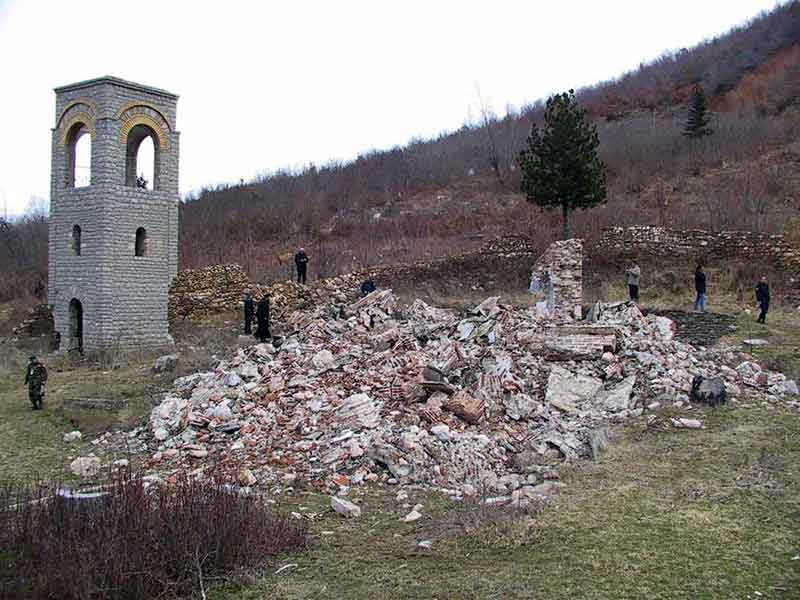 Црква Пресвете Богородице Одигитрије (1315), инспекција комисије УНЕКО-а, фебруар 2003. Фото: Епархија КиМ, kosovo.net