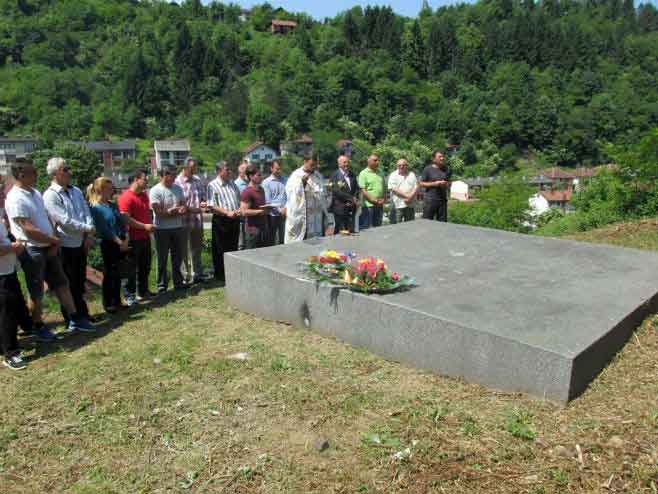 Сребреница: Надгробна плоча жртвама усташког терора 1943. Фото: РТРС/Срна