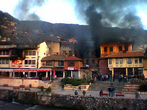 Призрен, Поткаљаја, поглед преко чаршије, јун 1999. Фото: Зоран Влашковић. Фонд Слободан Јовановић (Тих дана је Призрен био у пламену - горе српски цивилни објекти које КФОР, и поред међународне обавезе коју је преузео, није бранио)