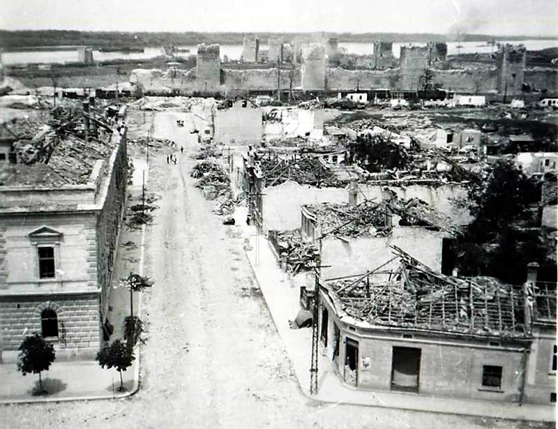 Смедерево разорен град, улица према железничкој станици, јун 1941. Фото: Истријска збирка Музеја у Смедереву 