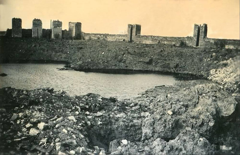 Смедеревска тврђава деспота Ђурђа, кратер после експлозије 5. јуна 1941, дубина око 9m, ширина 50m Фото: srpskapolitika.com