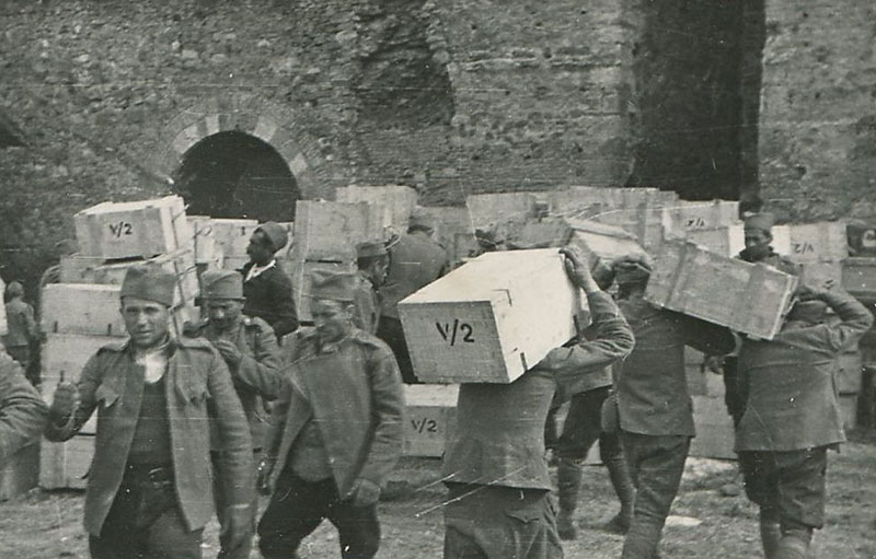 Смедерево, заробљеници одлажу заплењену муницију ЈКВ, 1941. Фото: Историјска збирка Музеја у Смедереву