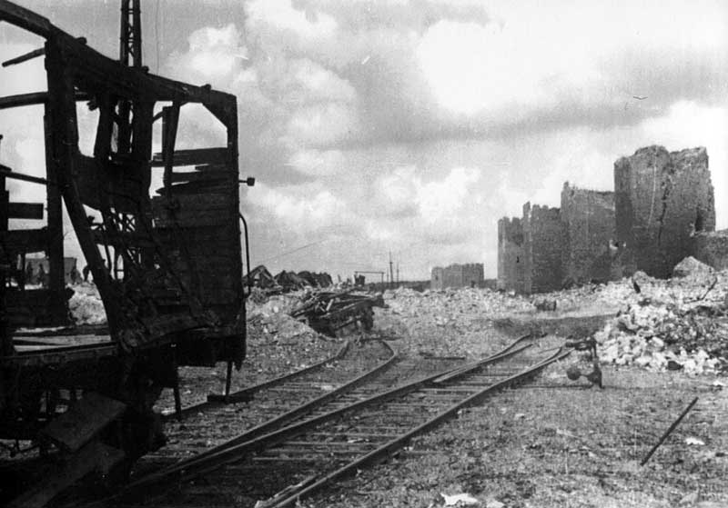 Смедеревска тврђава, поглед на разорену пругу, јун 1941. Фото: Историјска збирка Музеја у Смедереву