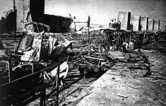 Смедерево, остаци композиције воза 4714, рушевине железничке станице и тврђаве, јун 1941. Фото: Историјска збирка Музеја у Смедереву