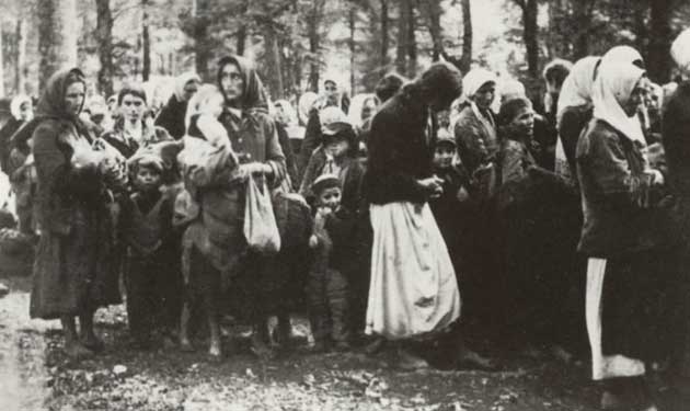 Жене и деца Поткозарја заробљени у хрватско-немачкој офанзиви тзв. операција Западна Босна, Козара, јул 1942. Фото: Музеј жртава геноцида 80/80