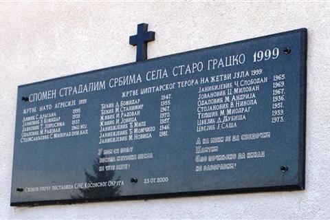 Спомен плоча убијеним жетеоцима у Старом Грацком, 22. јула 1999. Фото: СРНА