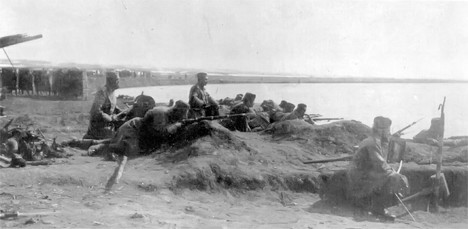 Српске трупе очекују напад немачке војске у октобру 1915. на десној обали Дунава (Фотодокументација „Политика”)