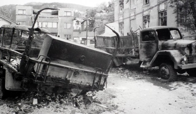 Муслимански напад на колону ЈНА која напушта Сарајево 2 /3.5.1992. Фото: Архива