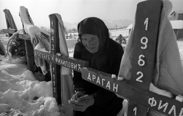 Над хумкама у Братунцу 1993. године Фото: Милош Цветковић / филм Слађане Зарић „Злочин без казне – страдање Срба у средњем Подрињу“ / РТС