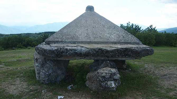 Остаци споменика Краљу Петру у Кучкову (данас БРЈМ), рад Момира Коруновића, минираног током бугарске окупације у Другом светском рату