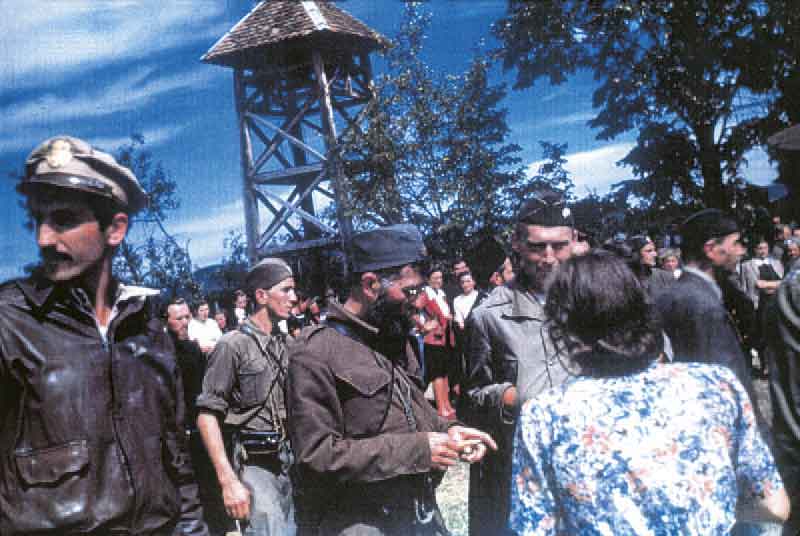 Операција Халијард, Прањани, 6. септембар 1944. Слева на десно: Капетан Ник Лалић (OSS Halyard Mission), ђенерал Драгољуб Михаиловић (ЈкВ) и пуковник Роберт Макдуел (OSS Ranger Mission) Фото: НИП Погледи, Крагујевац, Србија (оригинални колор)