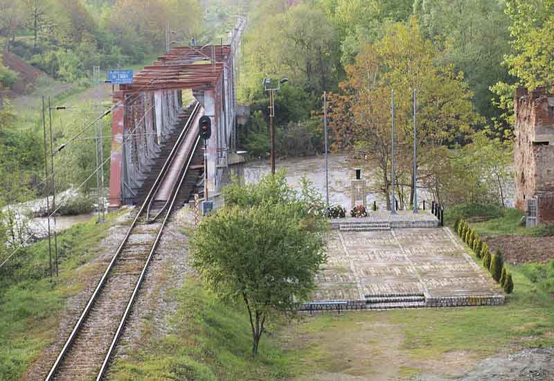 Грделички мост са спомен обележјем By Petar Milošević (Own work) [CC BY-SA 3.0 (http://creativecommons.org/licenses/by-sa/3.0)], via Wikimedia Commons, са дозволом аутора