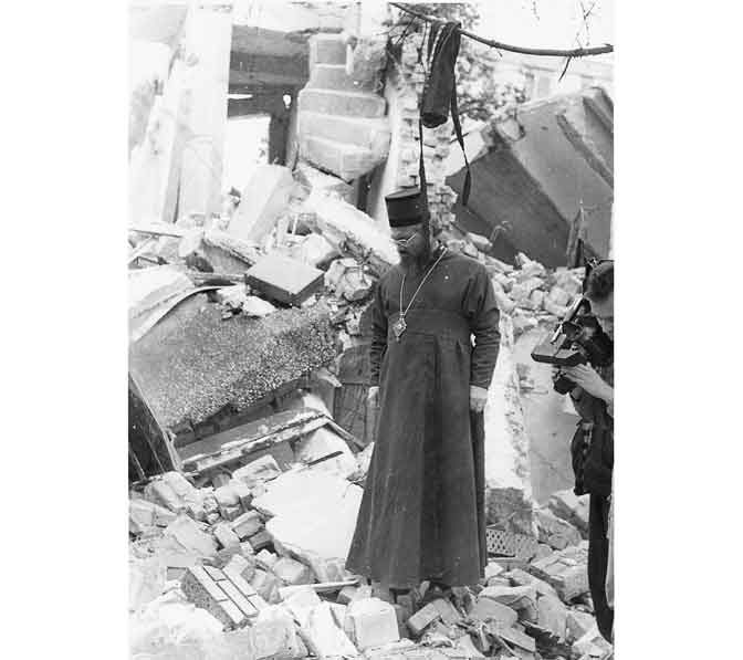 Владика Горњокарловачки Никанор покрај срушене цркве у Претрињи 1991. године Фото: Архива Политике