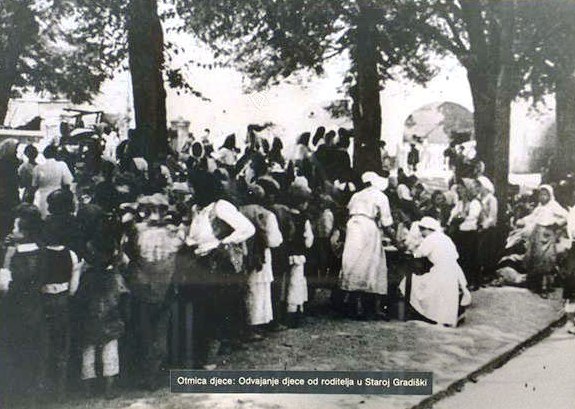 Хрватски усташки логор Стара Градишка, одвајање деце од мајки, 1942. Фото: Архива