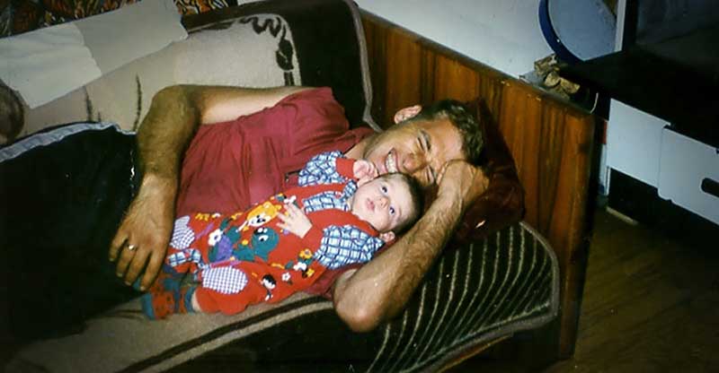 Бојана Тошовић, најмађа жртва НАТО агресије 1999, са оцем Божином, Мердаре 1999 Фото: породична архива Тошовића