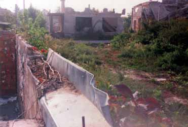 Градишка (РС): У хрватском бомбардовању 2. маја 1995. погинула су деца у кући бр 34. Фото: ДИЦ Веритас, Окупација у сликама (1997)