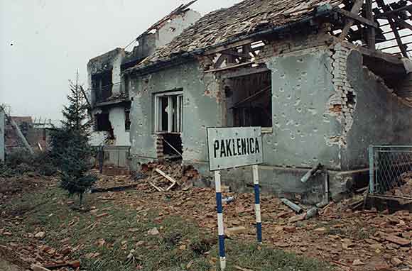 Улаз у српско село Пакленица из смера Старог Грабовца, мај 1995. Фото: Ратко Драговић Клек (ЗНГ)