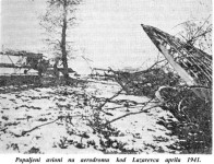 Попаљени авиони на аеродрому код Лазаревца априла 1941. Фото: Архива, Божо Лазаревић „Ваздухопловство у НОР“