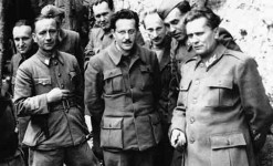 Тито и чланови Врховног шаба (агенти Аграма и Берлина) у Дрвару 1944. Фото: Википедија