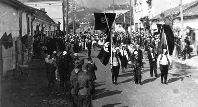 Нови Пазар: Албанска манифестација током Другог светског рата 1942. године Фото: Историјски архив Рас, Нови Пазар