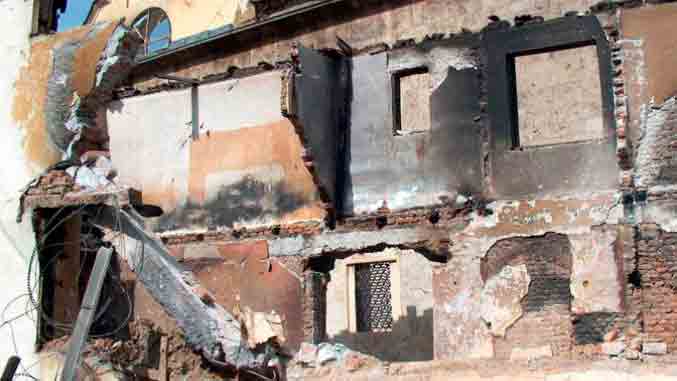 Свети Архангели, Призрен, шиптарски погром 2004. године Фото: Политика