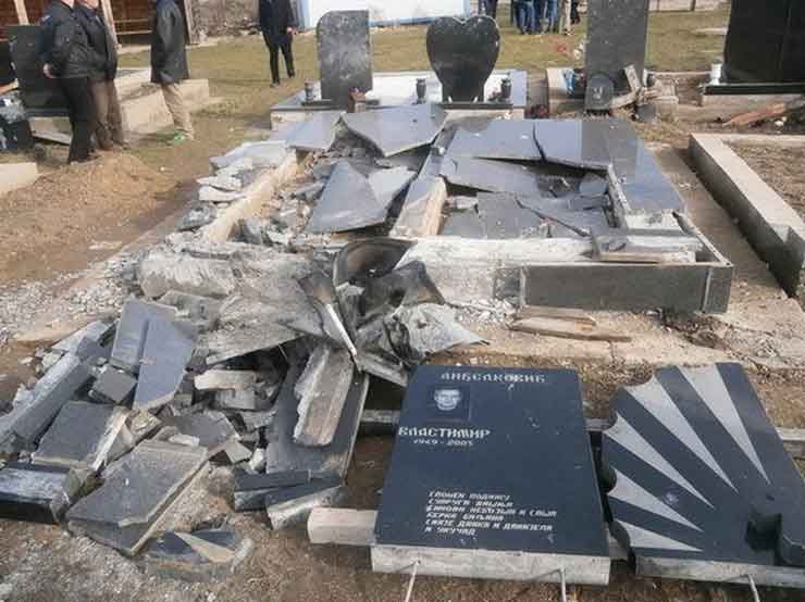 Надгробни споменици на гробљу у Прилужју уништени су експлозивом Фото: Блиц