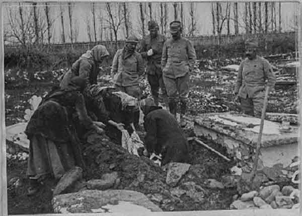 Сахрана девојчице страдале у бомбардовању Битоља, јануар 2017. Фото: Р. А. Рајс, Страдање града Битоља, Штампарска радионица Министарства војнога, Солун, 1917.