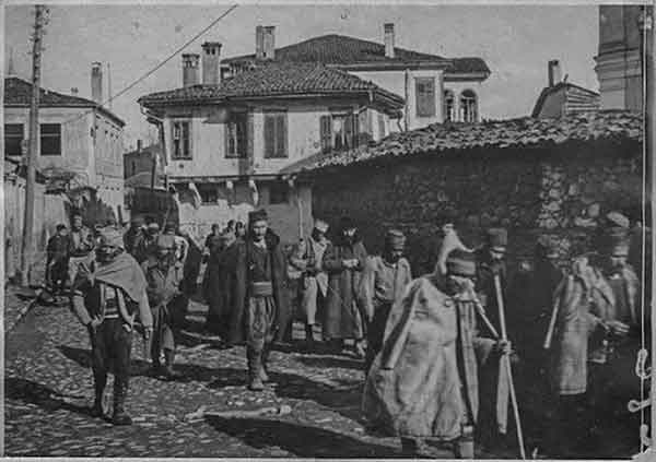 Осумњичени Срби одвођени на присилни рад, јануар 1917. Фото: Р. А. Рајс, Страдање града Битоља, Штампарска радионица Министарства војнога, Солун, 1917.