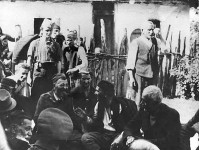 Генерал Михаиловић у разговору, село Планиница испод Равне горе, септембар 1944. Фото: Pogledi.rs
