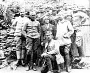Потпоручник Драгољуб Михаиловић (клечи), на Дрини, септембар 1914. Фото: Погледи