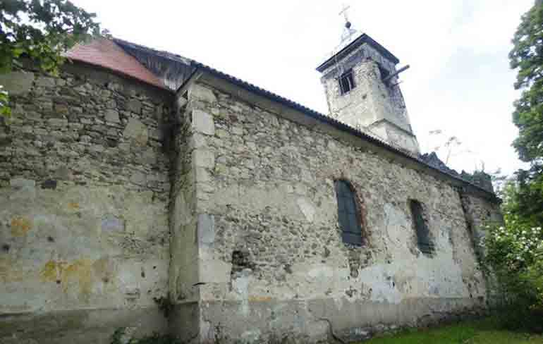 Слатински Дреновац: Црква Св. Георгија (1719), са које је украдено једно од три звона, јун 2015. године Фото: СРНА