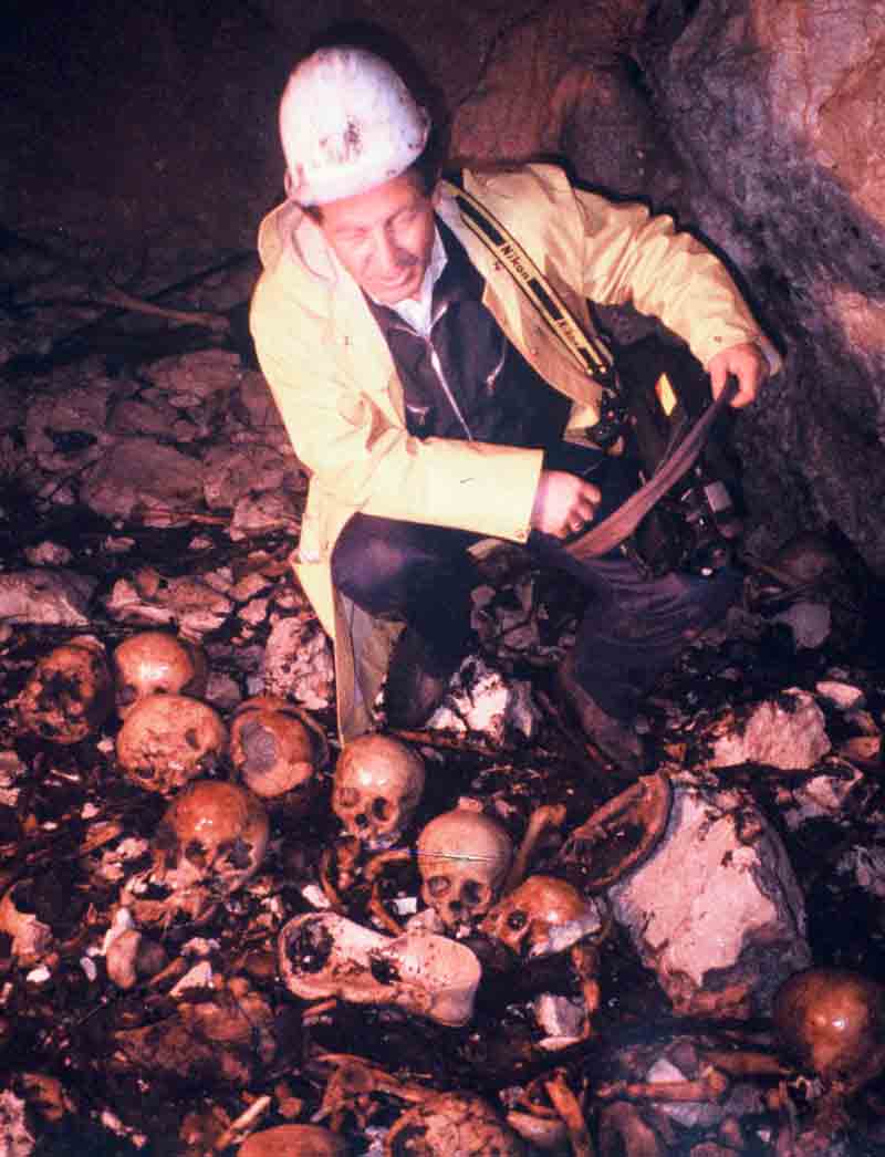 Будо Симоновић, аутор фељтона на дну јаме Равни Долац 8. јуна 1991. године Фото: Б. Симоновић, Вести