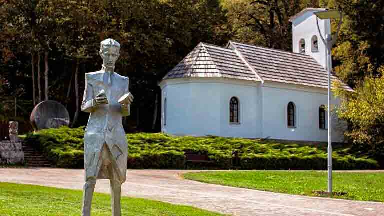 Споменик Николи Тесли испред цркве у Смиљану  Фото: Спутњику уступила Епархија горњокарловачка