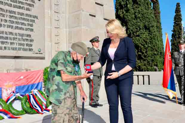 Ђорђу Михајловићу, чувару српског војничког гробља на Зејтинлику у Солуну, Дарија Кисић Тепавчевић уручила златник са ликом Светог Ђорђа и натписом „Захвална Србија” (Фото Танјуг/МРЗС/Ђорђе Крстић)