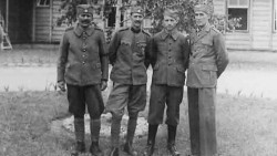 Драгутин Селаковић (први слева) са сапатницима у сталагу Фото: Политика, лична архива