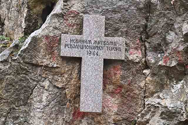 Обележје жртвама револуционарног терора у Лисичијем потоку у Београду Фото: beograd.rs