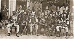 Српске војводе у Битољу 1908. Горњи ред: Петко Илић (Куманово); Јован Божиновић „Мајка“ (Демир Хисар); Дане Стојановић (Порече) Коста Денковић (Прилеп); Пејо Михајловић (Демир Хисар) и непознати четник. Доњи ред Михајло Јосифовић (Порече); Јован Цветковић „Долгач“ (Прилеп); Василије Трбић (Славонија, велешки војвода); Глигор Соколовић (Прилеп) Стеван Недић „Ћела“ (Демир Хисар); и Јован Стојковић „Бабунски“ (Велес) Фото: СПОНА Скопље, Историја четничког покрета 1903-1918.