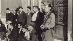 Ухапшени Сремци у Сремској (тада Хрватској) Митровици, НДХ, лето 1942. Фото: Политика, Музеј жртава геноцида