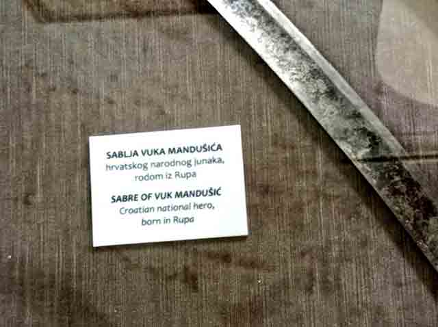 Фокусирана идентификациона катица: Сабља Вука Мандушића, Хрвата (Sablja Mandušića Vuka hrvatskog narodnog junaka rodom iz Rupa) Фото: Твитер @rotkvarija9, Народни музеј Задар Фокусирана идентификациона катица: Сабља Вука Мандушића, Хрвата (Sablja Mandušića Vuka hrvatskog narodnog junaka rodom iz Rupa) Фото: Твитер @rotkvarija9, Народни музеј Задар