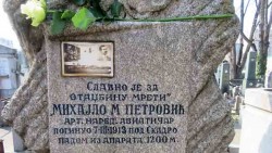 Епитаф на споменику пилоту Михаилу Петровићу Фото: Политика, лична архива