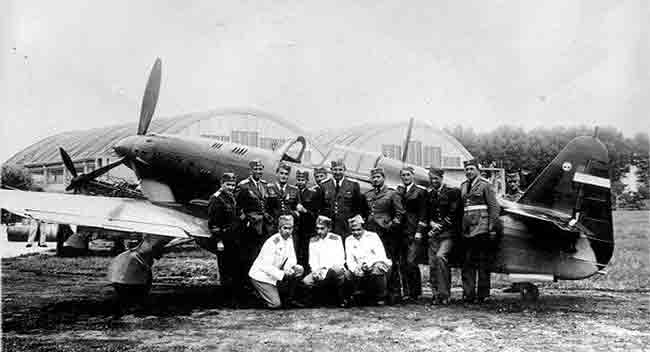 Пилоти 51. ваздухопловне групе Шестог ловачког пука поред ловца ИК-3 уочи 2. светског рата Фото: Архива