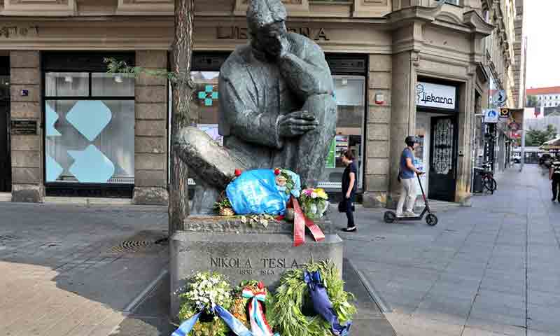 Загреб: Венац срспских организација стављен у врећицу за смеће и на споменик Николи Тесли  Фото: Новости Портал