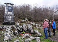 Јама Пандурица, спомен обележје на јамом Фото: Википедија