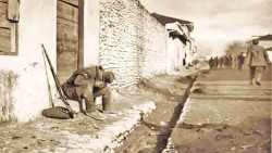 Српски војник на путу за Драч, Албанија Фото: Самсон Черноф, Албум „Петогодишњи рат – Срби 1912-1916“ , Лондон 1916. године.