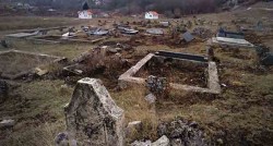Љубожда: Шиптарски коњи пасу и погане старо српско гробље у Љубожди Фото: KMnovine.com