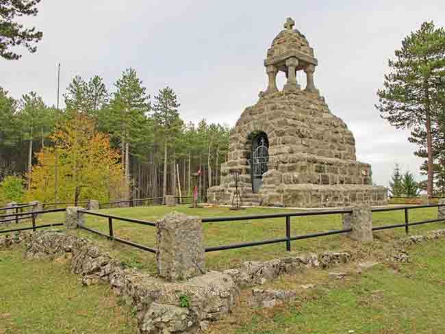 Спомен костурница код Љубовије Фото: Википедија