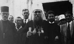 Патријарх Варнава испред цркве Св. Петке у Пљевљима Фото: ИН4С